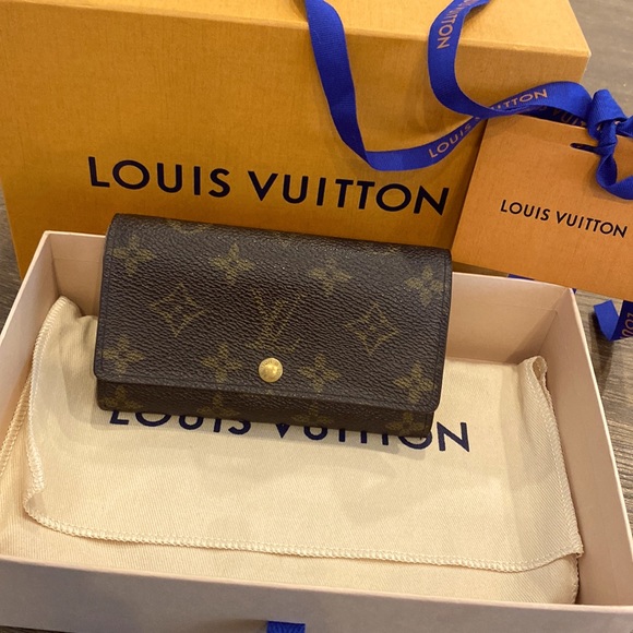Louis Vuitton Handbags - Authentic Louis Vuitton Short Accordion Wallet